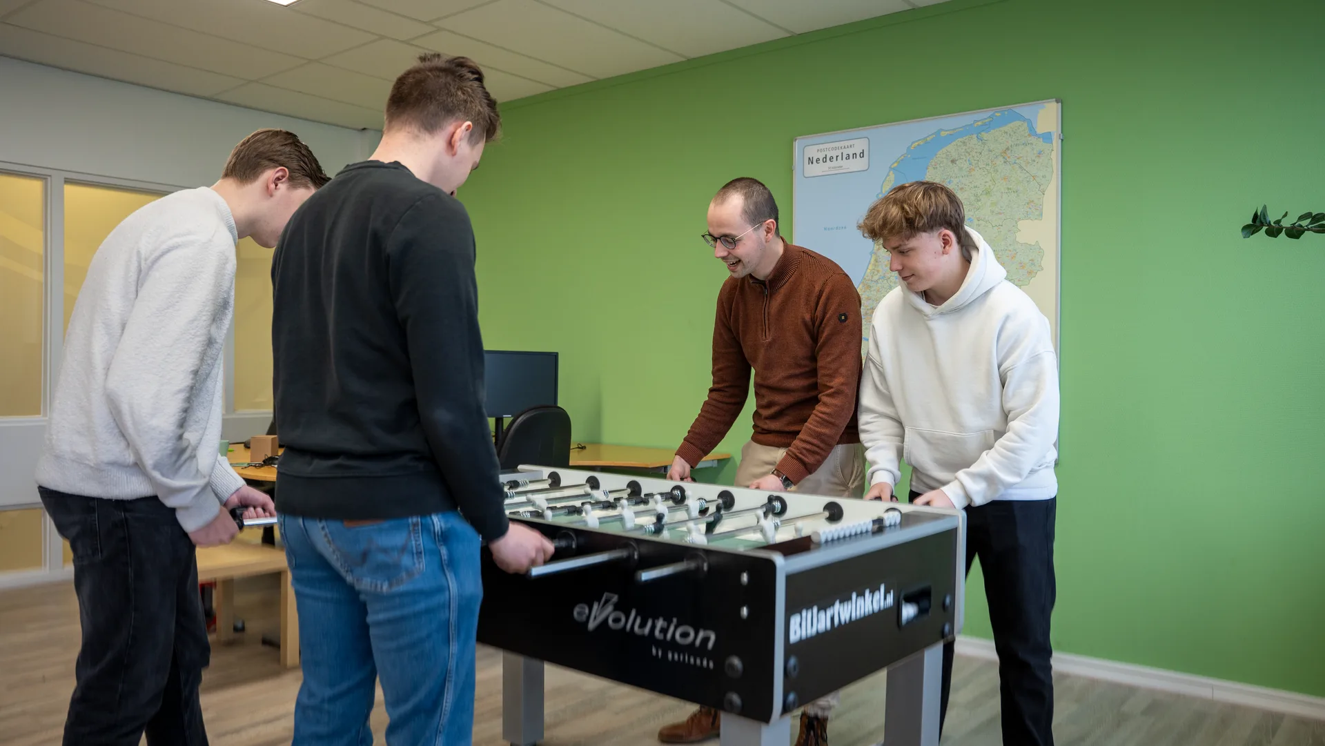 MapGear-collega's spelen tafelvoetbal op kantoor in Deventer